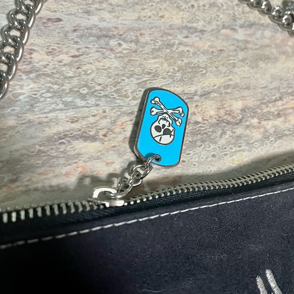 Kathy Van Zeeland rock star skull head small suede bag with charmed chain link - Picture 5 of 16